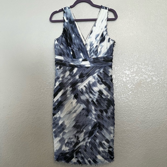 Ann Taylor Dress - V-Neck Line - Size 8 - Picture 2 of 8